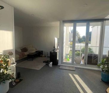 Location! 3 bed townhouse with double garage - Photo 2