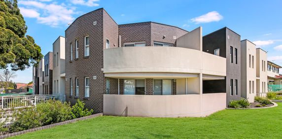 Three bedroom unit - 20% below market rent - Photo 2