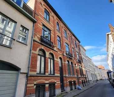 Vernieuwd 1-slaapkamerappartement met Terras te huur in Brugge - Photo 1