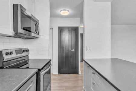 Park Regency Apartments - Photo 2