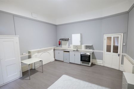BILLS INCLUDED - Bright and Spacious Studio Apartment in Courtfield Gardens, London SW5 - Photo 3