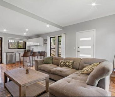 Spacious Contemporary Townhouse with Courtyard & Yard - Photo 3