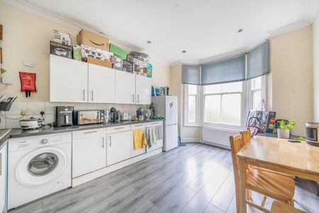 3 bedroom flat to rent - Photo 4