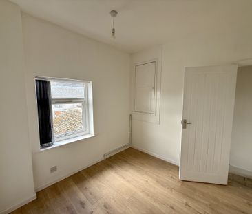 **TWO DOUBLE BEDROOMS**FITTED KITCHEN**LOUNGE**REAR GARDEN**VIEWING... - Photo 5