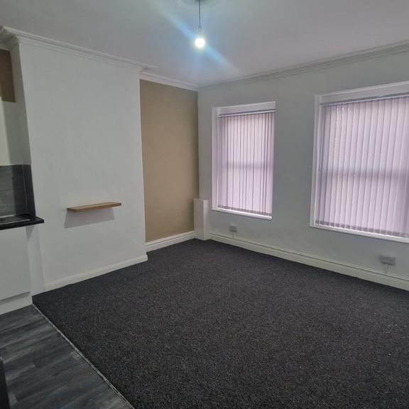 4 bedroom flat to rent - Photo 1