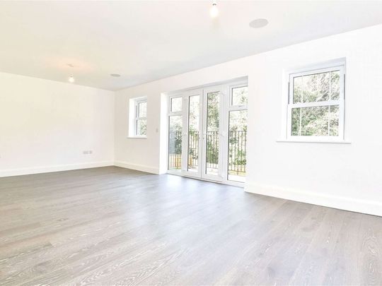 A six bedroom detached town house within the prestigious Royal Wells Park development. Conveniently placed for the grammar schools and town amenities. - Photo 1