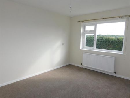 3 bedroom Bungalow To Let - Photo 3