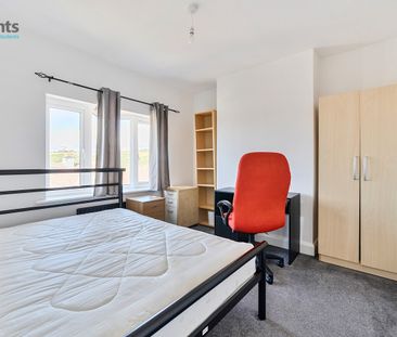 4 bedroom semi-detached house to rent - Photo 2