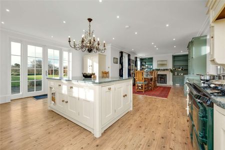 A magnificent country house set in just under 10 acres on the edge of the Bourne Valley in some of Hampshire's finest countryside. - Photo 5