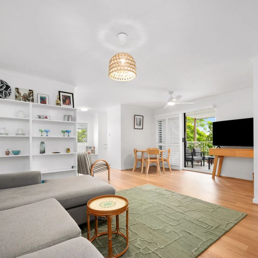 Spacious Coorparoo Apartment with Double Garage and Water Included! - Photo 1
