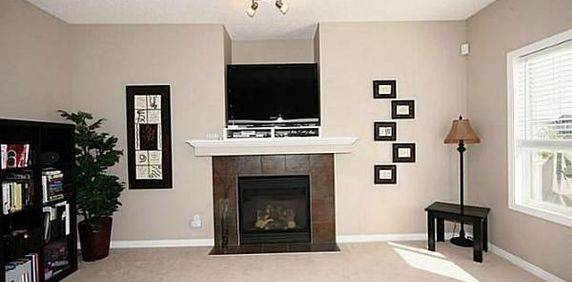 House Rental: 3 Bed 2.5 Bath -Available Feb 15 (Short/Long Term) - Photo 2