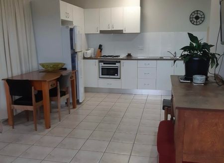 Private, Fully Furnished 2-Bedroom Granny Flat in Parkwood - Photo 5