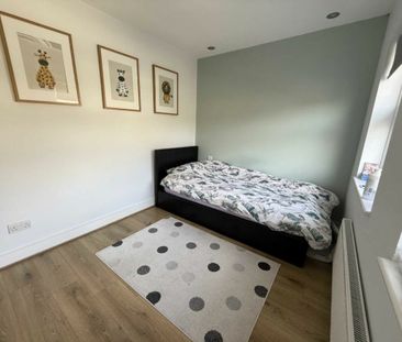 Woodcote Avenue, NW7, London - Photo 3