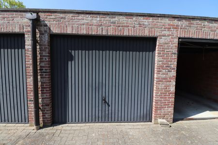 Een gerenoveerd appartement op de benedenverdieping rechts van de rechter ingang met terras en garage. - Foto 4