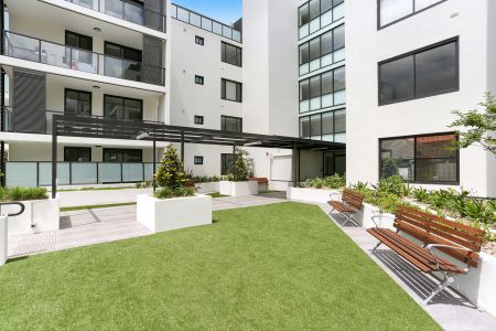 Modern villa-style apartment with lush garden views - Photo 4