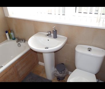 3 Bed Semi-Detached House, Blakesley Walk, LE4 - Photo 6