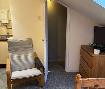 Studio Flat, Tempest Road, LS11 - Photo 1