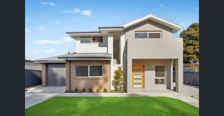 Near new townhouse in a premium location - Photo 5