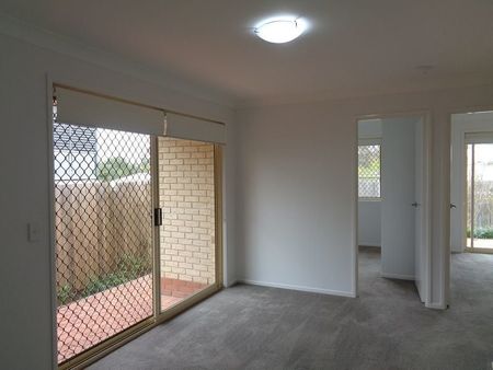 Low set Villa/Townhouse with low maintenance courtyard! Only 4 villa's in complex - Photo 3