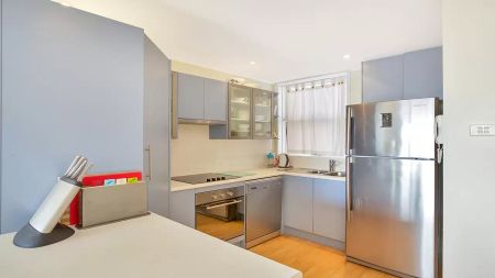 SUNNY 2 BEDROOM APARTMENT WITH SENSATIONAL VIEWS & PARKING - Photo 3