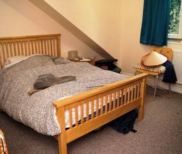 A well proportioned, end terrace 5 bedroom house - Photo 4