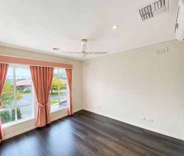 5-bedroom home with pool in Kialla Lakes - Photo 4