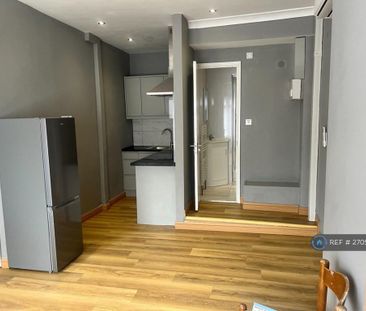 2 bedroom maisonette to rent - Photo 4