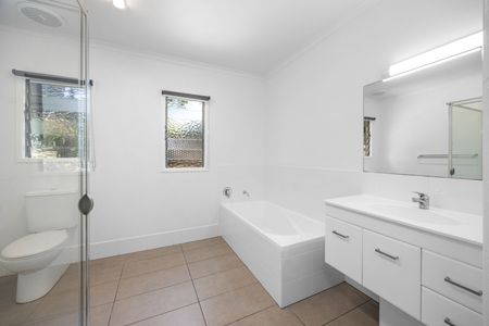 Charming fully renovated home is ready for its next tenants to enjoy! - Photo 4