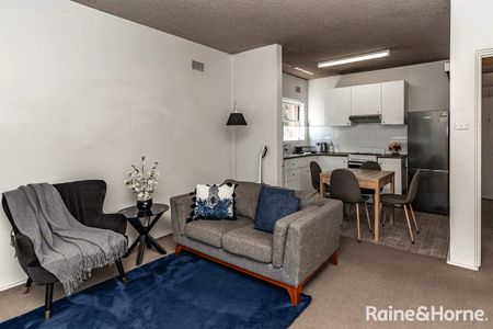 2 Bedroom Unit in Great Central Location! - Photo 3
