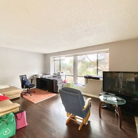 Spacious 2 bedroom + 2 bath suite next to Richmond Centre & Minoru!! - Photo 4