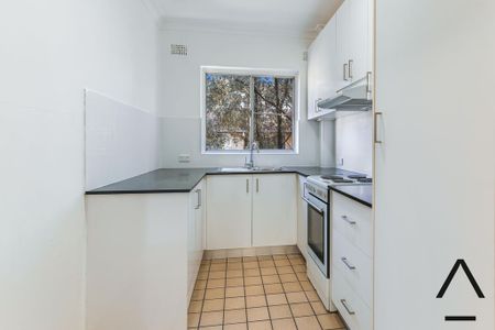 Tastefully Renovated, Modern And Sun Kissed, Private And Ambient Executive Style Two Bedroom Apartment, Only Moments To All Amenities - Photo 3