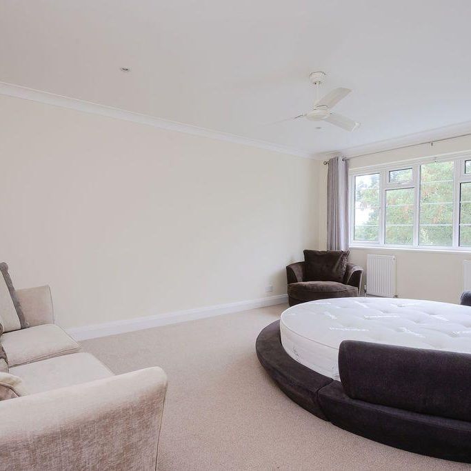 4 bedroom flat to rent - Photo 1