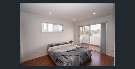 Luxurious 4-Bedroom Duplex, Walk to the Train, Three Stops to Parramatta - Photo 3