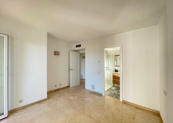Elegante apartamento con terraza, piscina, vistas al mar, parking, 3 dormitorios. San Agustin, Palma.