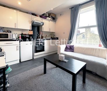 1 Bedroom Bedsit for rent in Midland Road - Photo 1