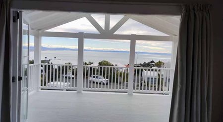 Cape Cod inspired house with panoramic sea views - Photo 4