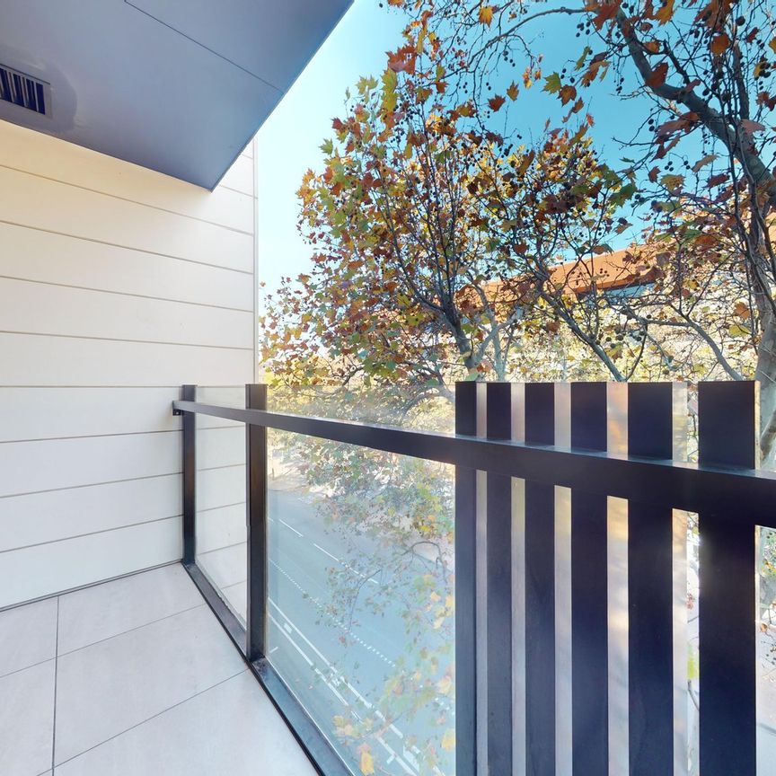 Position Perfect – Light-Filled Carlton Apartment - Photo 1