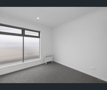 Practical, modern 4-bedroom living! - Photo 2