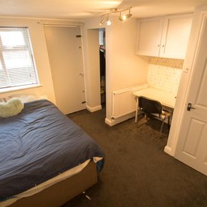 6 bedroom terraced house to rent - Photo 2