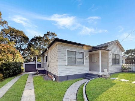 STYLISH RENOVATED 3 BEDROOM FAMILY HOME - Photo 2