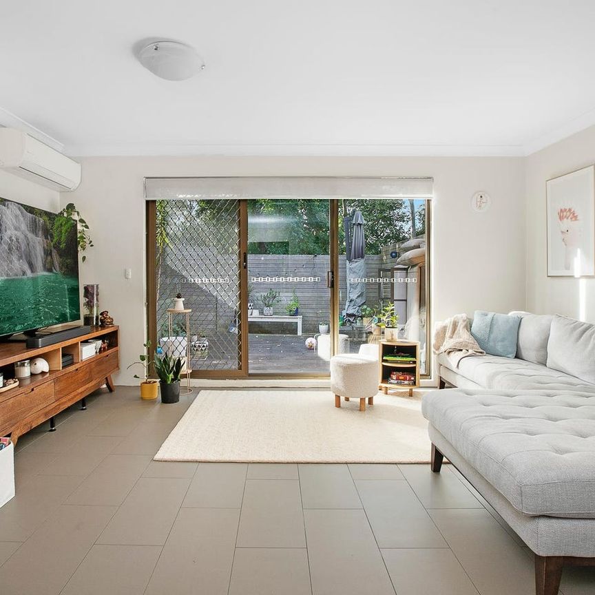 Spacious & Fantastic Townhouse With North Facing Courtyard in Prime Location - Photo 1