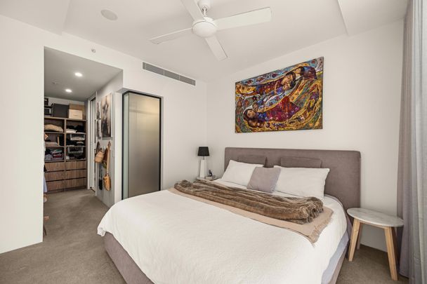 Sensational Partly Furnished Apartment with 2 cars! - Photo 1