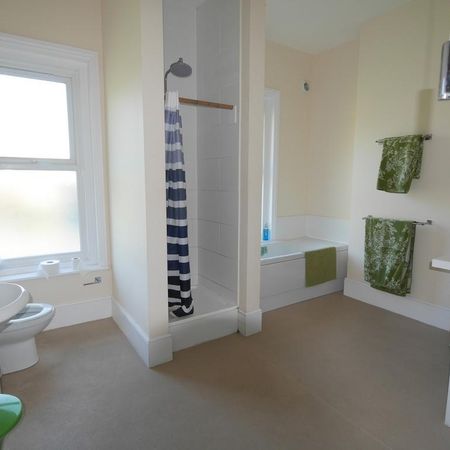 1 bedroom in a house share to rent - Photo 3