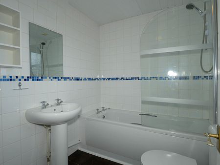 3 bedroom semi-detached to let - Photo 5