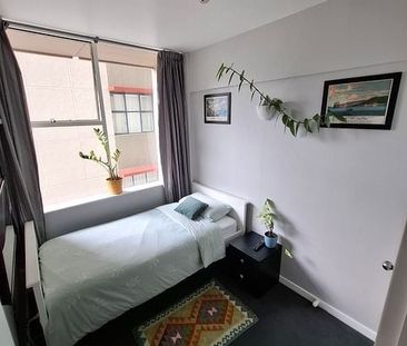 Warm, bright 2 bed city apartment with views - Photo 4