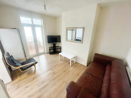 4 bedroom terraced house to rent - Photo 2