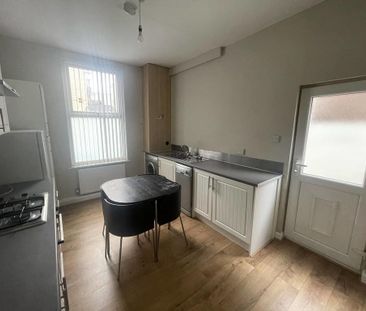 4 bedroom end of terrace house to rent - Photo 5