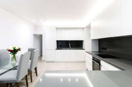 Elegant Two-Bedroom Mews Home in the Heart of Marylebone  W1 - Photo 4