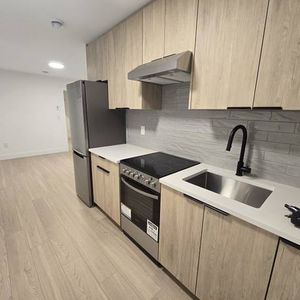 2 Bedroom 1 Bath Brand New Suite Joyce Collingwood - Photo 2