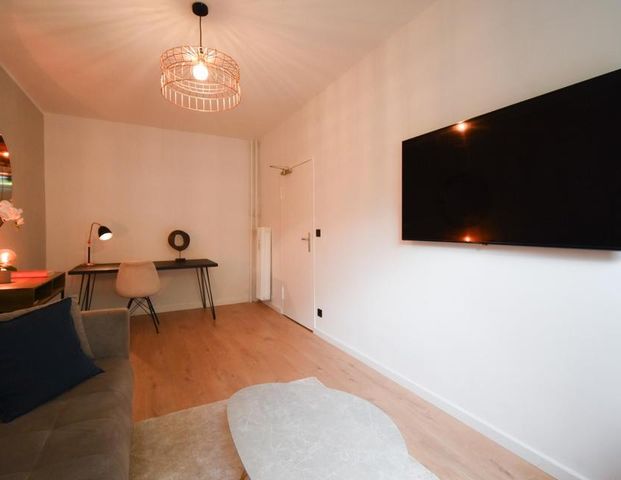 2-Zimmer-Wohnung mit Balkon - sofort bezugsfrei! - Foto 1